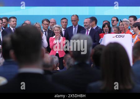 Berlin, Deutschland, 08.05.2024: Estrel Congress Center: 36. Parteitag der CDU Deutschlands - Tag 3: EU-Kommissionspräsidentin Ursula von der Leyen wird nach Ihrer Rede beklatscht, mit ihr auf der Bühne Vertreter der Unionsspitze, darunter direkt rechts neben ihr Friedrich Merz und Manfred Weber *** Berlin, Germany, Germany, 08 05 2024 Estrel Congress Center 36 Parteikonferenz der CDU Deutschland Tag 3 EU-Kommissionspräsidentin Ursula von der Leyen wird nach ihrer Rede begrüßt, mit ihr auf der Bühne Vertreter der CDU-Führung, darunter Friedrich Merz und Manfred Weber direkt zu ihrer Rechten Copyr Stockfoto