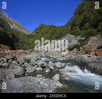 Die berühmten Red Rocks der Otira Gorge und der Taramakau River führen zu den Gewässern der Westküste, Neuseeland Stockfoto