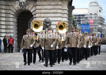 Budapest, Ungarn. Mai 2024. Der chinesische Präsident Xi Jinping nimmt an einer gemeinsamen Begrüßungszeremonie Teil, die vom ungarischen Präsidenten Tamas Sulyok und Premierminister Viktor Orban am 9. Mai 2024 in Budapest, Ungarn, abgehalten wird. Quelle: Xie Huanchi/Xinhua/Alamy Live News Stockfoto