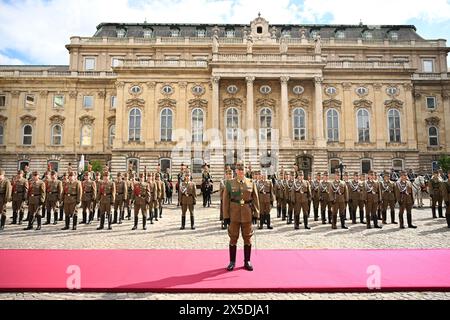 Budapest, Ungarn. Mai 2024. Der chinesische Präsident Xi Jinping nimmt an einer gemeinsamen Begrüßungszeremonie Teil, die vom ungarischen Präsidenten Tamas Sulyok und Premierminister Viktor Orban am 9. Mai 2024 in Budapest, Ungarn, abgehalten wird. Quelle: Xie Huanchi/Xinhua/Alamy Live News Stockfoto