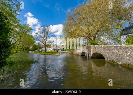 Ford auf dem Fluß Darent am Eynesford, im Frühjahr Stockfoto