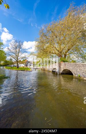 Ford auf dem Fluß Darent am Eynesford, im Frühjahr Stockfoto