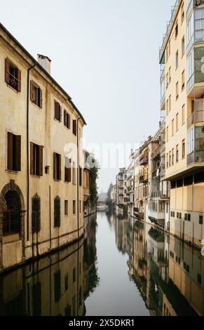 Der Stadtkanal San Massimo in Padua. Schöner Blick auf die Stadt auf Wohngebäude mit Balkonen im Zentrum der Altstadt von Padua, Veneto. Flüsse Stockfoto