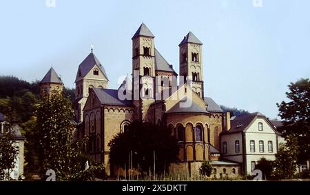 Die imposante Abtei Maria Laach am Laacher See, gesehen im Sommer 1999, Blick von Nordwesten Maria Laach Benediktiner Abtei und Kirche *** die imposante Abtei Maria Laach am Laacher See, gesehen im Sommer 1999, Blick von Nordwesten Maria Laach Benediktinerabtei und Kirche Stockfoto