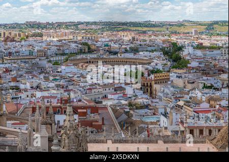 Blick von der Spitze des Giralda-Turms in Richtung Plaza de Toros und Triana, Sevilla, Spanien Stockfoto