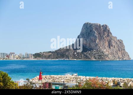 Calpe in Alicante: Calpe Uferpromenade und Peñon d'IFAC, oberhalb des Puerto Blanco Stockfoto