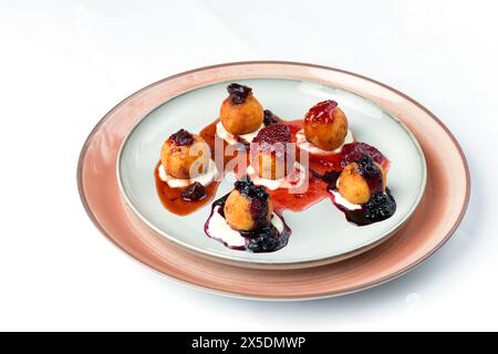 Papanasi ist ein traditionelles rumänisches Dessert aus frischem Käse und Teig, das mit Sauerrahm und Fruchtmarmelade serviert wird. Stockfoto