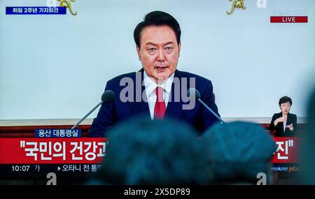 Seoul, Südkorea. Mai 2024. Eine 24-stündige Fernsehsendung von Yonhapnews am Bahnhof Yongsan in Seoul zeigt die Rede von Präsident Yoon Suk Yeol an die Nation anlässlich des zweiten Jahrestages seiner Präsidentschaft im Präsidentenamt. Quelle: SOPA Images Limited/Alamy Live News Stockfoto