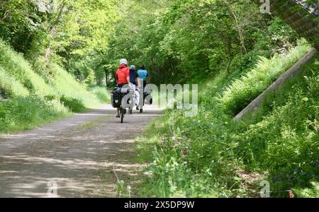 Eine Gruppe von Radfahrern auf der Radroute von Paris nach Mont-Saint Michel in der Nähe der Stadt Barenton, Normandie, Frankreich, Europa Stockfoto