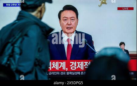 Seoul, Südkorea. Mai 2024. Eine 24-stündige Fernsehsendung von Yonhapnews am Bahnhof Yongsan in Seoul zeigt die Rede von Präsident Yoon Suk Yeol an die Nation anlässlich des zweiten Jahrestages seiner Präsidentschaft im Präsidentenamt. (Foto: Kim Jae-Hwan/SOPA Images/SIPA USA) Credit: SIPA USA/Alamy Live News Stockfoto