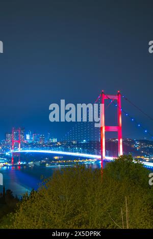 Istanbul vertikales Foto. Blick auf die Bosporus-Brücke oder die Märtyrerbrücke am 15. Juli bei Nacht. Stockfoto