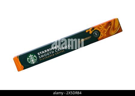 Schachtel mit Starbucks Smooth Caramel aromatisierten Kaffeekapseln von Nespresso isoliert auf weißem Hintergrund Stockfoto