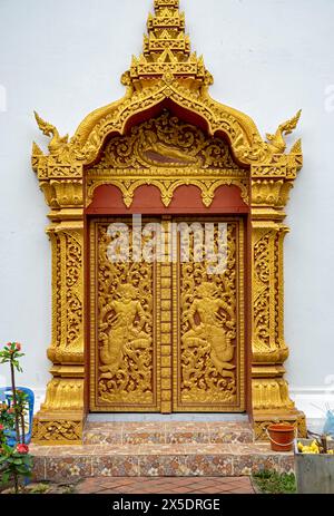 Verzierte vergoldete Tür, Wat Choumkhong, Luang Prabang, Laos Stockfoto