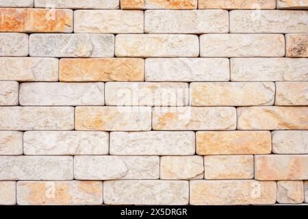 Wand aus weißem Ziegelstein. Moderner Hintergrund aus Mauerwerk. Dekoratives Muster Stockfoto