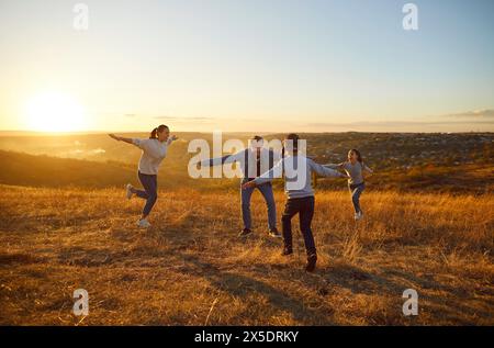 Junge mit verbundenen Augen, der seine Familie beim Verstecken erwischt und gemeinsam draußen sucht. Stockfoto