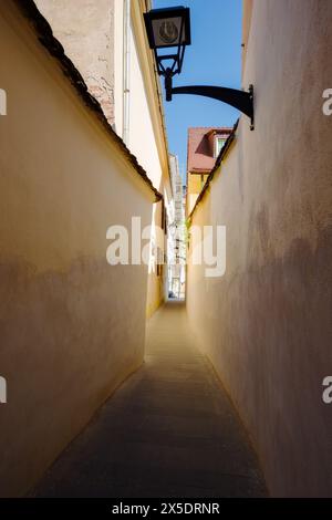 Sibiu, Rumänien - 25. juni 2017. Enge Straße in der Altstadt in der Nähe des großen Platzes (Piata Mare) Stockfoto