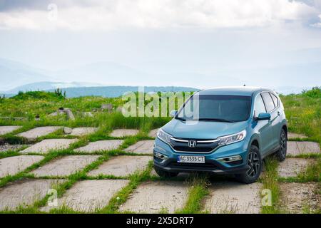 MNT. runa, ukraine – 22. Juni 2019: honda cr-V suv auf Betonpflaster. Zuverlässiges Familienfahrzeugkonzept. Schlechtes bewölktes Wetter in den Bergen. Stockfoto