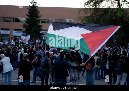 Mitglieder des öffentlichen marsches zusammen mit Studenten der Complutense University of Madrid, die am 7. Mai 2024 auf dem Universitätscampus in Madrid, Spanien, ein Lager der Solidarität im Gazastreifen starteten. Ähnliche Lager wurden von Studenten weltweit aus Protest gegen die israelische Bombardierung des Gazastreifens gestartet, bei der Zehntausende Menschen ums Leben kamen. © Craig Redmond Stockfoto