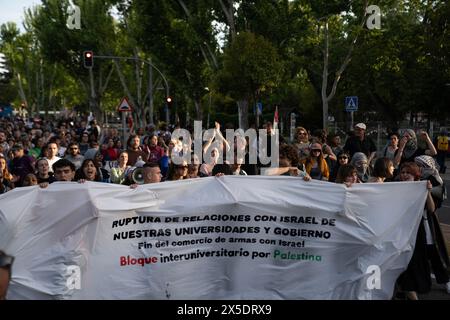 Mitglieder des öffentlichen marsches zusammen mit Studenten der Complutense University of Madrid, die am 7. Mai 2024 auf dem Universitätscampus in Madrid, Spanien, ein Lager der Solidarität im Gazastreifen starteten. Ähnliche Lager wurden von Studenten weltweit aus Protest gegen die israelische Bombardierung des Gazastreifens gestartet, bei der Zehntausende Menschen ums Leben kamen. © Craig Redmond Stockfoto