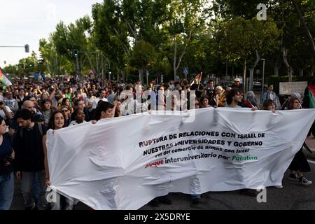 Mitglieder des öffentlichen marsches zusammen mit Studenten der Complutense University of Madrid, die am 7. Mai 2024 auf dem Universitätscampus in Madrid, Spanien, ein Lager der Solidarität im Gazastreifen starteten. Ähnliche Lager wurden von Studenten weltweit aus Protest gegen die israelische Bombardierung des Gazastreifens gestartet, bei der Zehntausende Menschen ums Leben kamen. © Craig Redmond Stockfoto