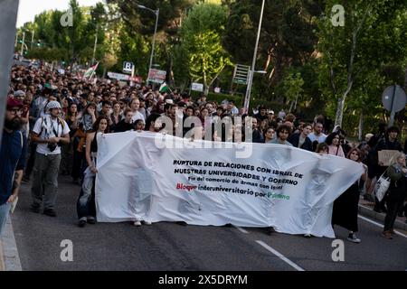 Mitglieder des öffentlichen marsches zusammen mit Studenten der Complutense University of Madrid, die am 7. Mai 2024 auf dem Universitätscampus in Madrid, Spanien, ein Lager der Solidarität im Gazastreifen starteten. Ähnliche Lager wurden von Studenten weltweit aus Protest gegen die israelische Bombardierung des Gazastreifens gestartet, bei der Zehntausende Menschen ums Leben kamen. © Craig Redmond Stockfoto