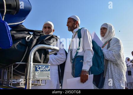 Srinagar, Indien. Mai 2024. Kaschmiri muslimische Pilger begeben sich zur jährlichen Hadschj-Pilgerfahrt in die heilige Stadt Mekka in Srinagar. Die erste Pilgerserie aus Srinagar reiste am Donnerstag nach Madinah in Saudi-Arabien, um das jährliche Hajj zu veranstalten. Insgesamt 7.008 Hajj-Pilger aus Jammu und Kaschmir werden sich dieses Jahr auf die heilige Reise nach Mekka und Madinah begeben. Quelle: SOPA Images Limited/Alamy Live News Stockfoto