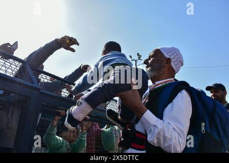 Srinagar, Indien. Mai 2024. Ein muslimischer Pilger aus Kaschmir hält seinen Enkel fest, bevor er zur jährlichen Hadschj-Pilgerfahrt in die heilige Stadt Mekka in Srinagar aufbricht. Die erste Pilgerserie aus Srinagar reiste am Donnerstag nach Madinah in Saudi-Arabien, um das jährliche Hajj zu veranstalten. Insgesamt 7.008 Hajj-Pilger aus Jammu und Kaschmir werden sich dieses Jahr auf die heilige Reise nach Mekka und Madinah begeben. (Foto: Saqib Majeed/SOPA Images/SIPA USA) Credit: SIPA USA/Alamy Live News Stockfoto