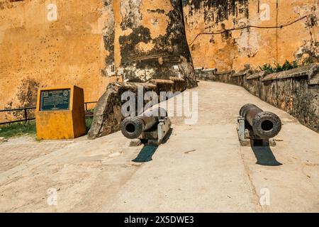 Kanonen auf den Ruinen von Fort Jesus in Mombasa, Kenia Stockfoto