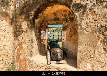 Kanonen auf den Ruinen von Fort Jesus in Mombasa, Kenia Stockfoto