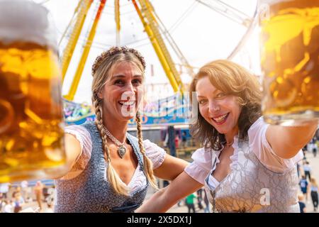 Auf dem oktoberfest oder im bayerischen Stil mit großen Bierkrügen im Sommer Stockfoto