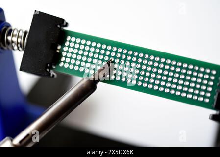 Eine Leiterplatte für Spurenelemente. Funkelektronik. Ein Halter für Leiterplatten. Stockfoto
