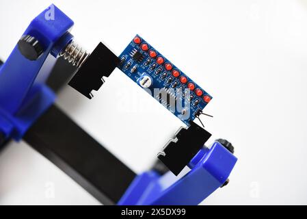 Eine Leiterplatte für Spurenelemente. Funkelektronik. Ein Halter für Leiterplatten. Stockfoto