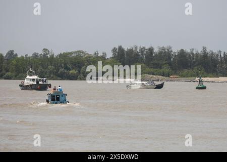 Ein Trainerflugzeug (YAK130) der Bangladesch Air Force ist am Karnaphuli River in Chattogram aufgrund eines mechanischen Fehlers abgestürzt. Stockfoto