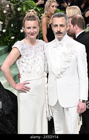 New York City, Usa. Mai 2024. Emma Wall und Jeremy Strong nehmen am 6. Mai 2024 im Metropolitan Museum of Art in New York City, USA, an der Benefizveranstaltung des Costume Institute 2024 für „Sleeping Beauties: Reawakening Fashion“ Teil. Foto von DNphotography/ABACAPRESS. COM Credit: Abaca Press/Alamy Live News Stockfoto