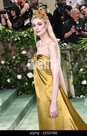 New York City, Usa. Mai 2024. Elizabeth Debicki besucht am 6. Mai 2024 die Benefizveranstaltung des Costume Institute 2024 für „Sleeping Beauties: Reawakening Fashion“ im Metropolitan Museum of Art in New York City, USA. Foto von DNphotography/ABACAPRESS. COM Credit: Abaca Press/Alamy Live News Stockfoto