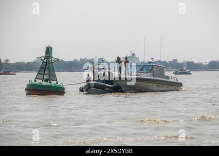 Ein Trainerflugzeug (YAK130) der Bangladesch Air Force ist am Karnaphuli River in Chattogram aufgrund eines mechanischen Fehlers abgestürzt. Stockfoto