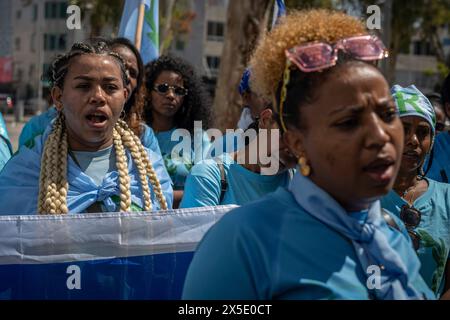 Tel Aviv, Israel. Mai 2024. Eritreer nehmen an einem Protest vor der Polizeiwache des Bezirks Tel Aviv vor dem eritreischen Unabhängigkeitstag Teil. Quelle: Ilia Yefimovich/dpa/Alamy Live News Stockfoto