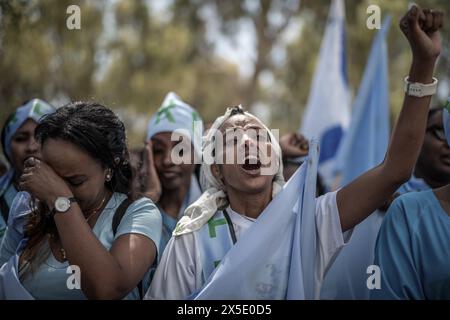 Tel Aviv, Israel. Mai 2024. Eritreer nehmen an einem Protest vor der Polizeiwache des Bezirks Tel Aviv vor dem eritreischen Unabhängigkeitstag Teil. Quelle: Ilia Yefimovich/dpa/Alamy Live News Stockfoto