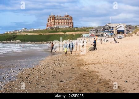 Das berühmte Headland Hotel mit Blick auf den Fistral Beach in Newquay in Cornwall, Großbritannien. Stockfoto