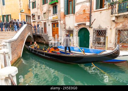 Venedig, Italien - 2. April 2022: Gondeln auf den antiken Kanälen von Venedig, Venetien, Italien. Stockfoto