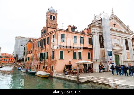 Venedig, Italien - 2. April 2022: Santa Fosca ist eine Kirche in der Sestiere von Cannaregio von Venezia. Neben der Strada Nova liegt sie gegenüber dem Lager Stockfoto