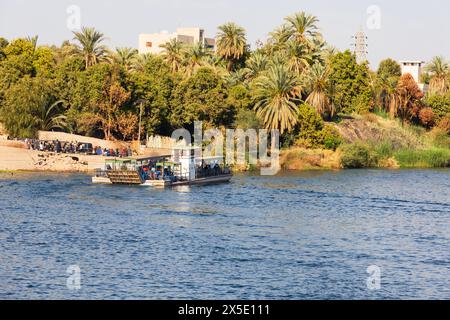 Fahrzeugauto und Personenfähre landen am Kai, Passagiere warten. Nil zwischen Luxor und Assuan, Ägypten Stockfoto