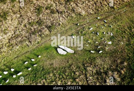 Schaufeln Sie Steinreihen in prähistorischen Ausrichtungs-Komplex. Reihe 2 und der vierfache Kreis. Wahrscheinlich Bronzezeit. In der Nähe von Gidleigh auf Dartmoor, Devon, England Stockfoto