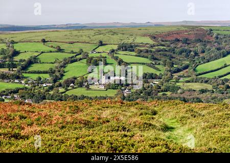 Widecombe auch bekannt als Widecombe im Dorf Moor und St. Pancras Church im Dartmoor National Park, Devon, England, von östlich von Top Tor aus gesehen Stockfoto