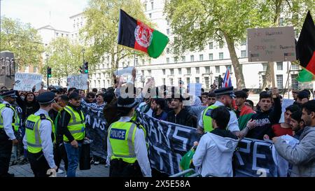 London, UK, 8. Mai 2024. Die afghanische Diaspora demonstrierte gegen den Abschiebeplan der britischen Regierung in Westminster, wo sie in einem Brief an Premierminister Rishi Sunak appellierte, afghanische Asylbewerber von der Steuer zu befreien, und argumentierte, dass die afrikanische Nation nicht ausreichend sicher sei. Die Demonstranten sprachen das Problem von Personen an, die aufgrund von Verzögerungen im Innenministerium abgeschoben werden müssen, und laut der Wohltätigkeitsorganisation Care4Calais sind rund 18 % aller Asylbewerber, die von einer Abschiebung in Ruanda bedroht sind, Afghanen. Quelle: Eleventh Photography/Alamy Live News Stockfoto