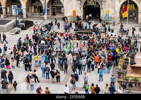 München, Deutschland. Mai 2024. Mehr als 100 Menschen nahmen am 9. Mai 2024 an einer Kundgebung von Fridays for Future in München Teil. In dem Aufruf heißt es " Verteidigung der Demokratie ". (Foto: Alexander Pohl/SIPA USA) Credit: SIPA USA/Alamy Live News Stockfoto