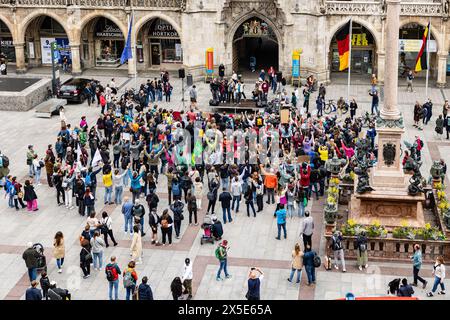 München, Deutschland. Mai 2024. Mehr als 100 Menschen nahmen am 9. Mai 2024 an einer Kundgebung von Fridays for Future in München Teil. In dem Aufruf heißt es " Verteidigung der Demokratie ". (Foto: Alexander Pohl/SIPA USA) Credit: SIPA USA/Alamy Live News Stockfoto