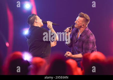 Die Giovanni Zarrella Show Kerstin Ott und Ben Zucker singen im Duett. Die Giovanni Zarrella Show. Aufzeichnung der ZDF Sendung am 07.05.2024 in der Baden-Arena Offenburg. Baden Württemberg, Deutschland. Ausstrahlung voraussichtlich am 21.09.2024 um 20,15 Uhr im ZDF. *** Die Giovanni Zarrella Show Kerstin Ott und Ben Zucker singen im Duett die Giovanni Zarrella Show Aufnahme des ZDF-Programms am 07 05 2024 in der Baden Arena Offenburg Baden Württemberg, Deutschland Broadcast erwartet am 21 09 2024 um 20 15 Uhr im ZDF Stockfoto