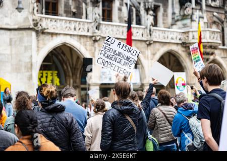 München, Deutschland. Mai 2024. Mehr als 100 Menschen nahmen am 9. Mai 2024 an einer Kundgebung von Fridays for Future in München Teil. In dem Aufruf heißt es " Verteidigung der Demokratie ". (Foto: Alexander Pohl/SIPA USA) Credit: SIPA USA/Alamy Live News Stockfoto