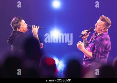 Die Giovanni Zarrella Show Kerstin Ott und Ben Zucker singen im Duett. Die Giovanni Zarrella Show. Aufzeichnung der ZDF Sendung am 07.05.2024 in der Baden-Arena Offenburg. Baden Württemberg, Deutschland. Ausstrahlung voraussichtlich am 21.09.2024 um 20,15 Uhr im ZDF. *** Die Giovanni Zarrella Show Kerstin Ott und Ben Zucker singen im Duett die Giovanni Zarrella Show Aufnahme des ZDF-Programms am 07 05 2024 in der Baden Arena Offenburg Baden Württemberg, Deutschland Broadcast erwartet am 21 09 2024 um 20 15 Uhr im ZDF Stockfoto